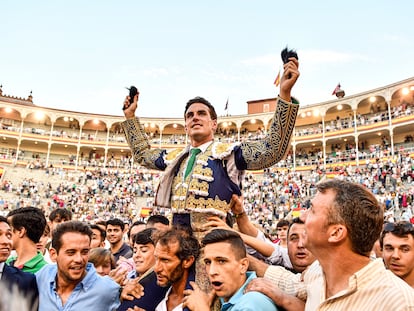 Fernando Adrián, a hombros por la Puerta Grande de Las Ventas el pasado 17 de junio.