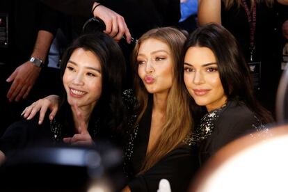 Las modelos Liu Wen, Gigi Hadid y Kendall Jenner posan en el 'backstage' antes del desfile de Victoria's Secret.