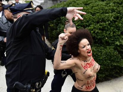 Una mujer protestando antes del juicio contra Bill Cosby por agresión sexual.