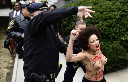 Una mujer protestando antes del juicio contra Bill Cosby por agresión sexual.