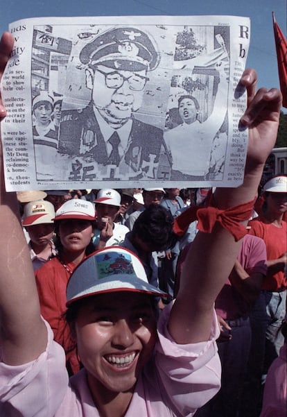 Um jovem mostra um cartaz com uma caricatura do primeiro-ministro Li Peng vestido com um uniforme nazista durante uma manifestação antigovernamental na Praça Tiananmen, em Pequim, em 25 de maio de 1989.