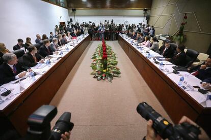 Reunión entre las delegaciones de EE UU (izquierda) y Cuba en el Palacio de las Convenciones, en La Habana.