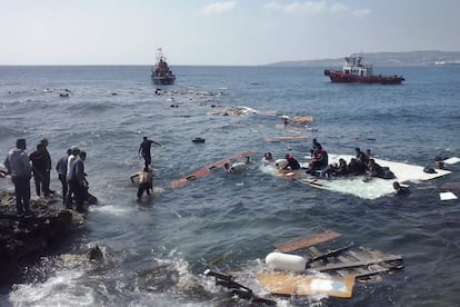 Una embarcación de madera que transportaba a decenas de inmigrantes ha naufragado frente a la isla griega de Rodas. La barcaza quedó varada en las rocas, cerca de la playa de Séfiros, y posteriormente se hundió.