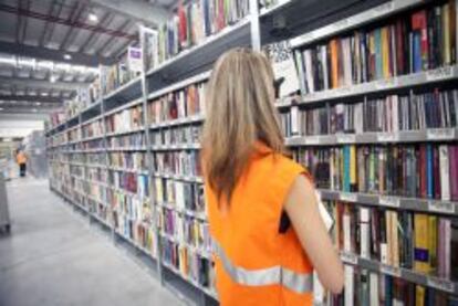 Una trabajadora en el centro logístico de Amazon en San Fernando de Henares, en Madrid.