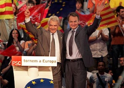 José Luis Rodríguez Zapatero y Pasqual Maragall, en el mitin del Palau de Sant Jordi.