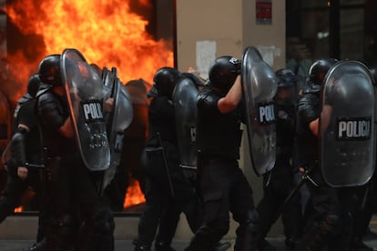 Minutos antes de las 17.00 horas, la policía comenzó a reprimir con gases lacrimógenos, agua y pelotas de goma.