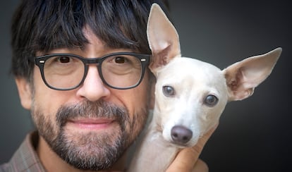 Luis Piedrahita, con su perro, 'Canoli', en Madrid.