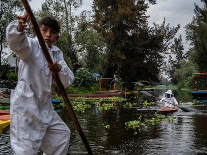 Otón Velasco del colectivo Abejas de barrio navega por lo canales de Xochimilco.