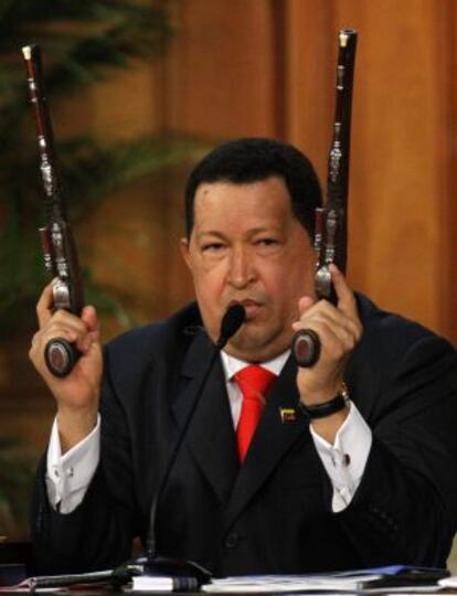 Chávez sostiene las pistolas de Bolívar durante un discurso.