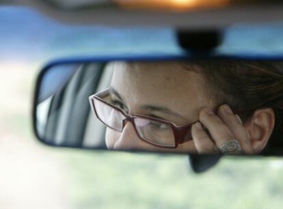 Fatima conduce su coche, algo que molesta al imán.