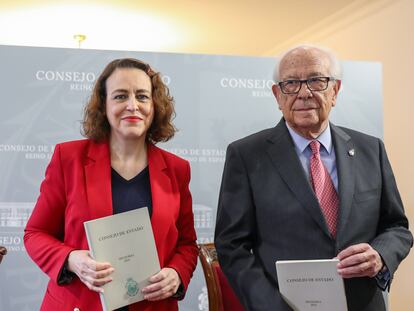 La presidenta del Consejo de Estado, Magdalena Valerio y el consejero permanente del Consejo de Estado y coordinador de la Memoria, Fernando Ledesma, posan con el documento de la Memoria Anual 2021 del Consejo de Estado, este lunes en Madrid.