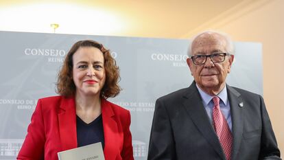 La presidenta del Consejo de Estado, Magdalena Valerio y el consejero permanente del Consejo de Estado y coordinador de la Memoria, Fernando Ledesma, posan con el documento de la Memoria Anual 2021 del Consejo de Estado, este lunes en Madrid.