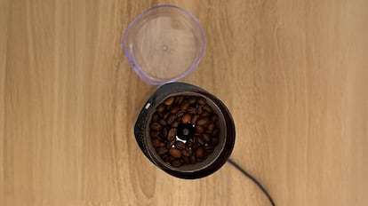 Molinillos de café electricos sobre una mesa de madera.