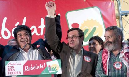 Diego Valderas (i); el portavoz parlamentario, José Luis Centella (c), y el cabeza de lista por Sevilla, Juan Manuel Sánchez Gordillo (d), celebran el resultado electora