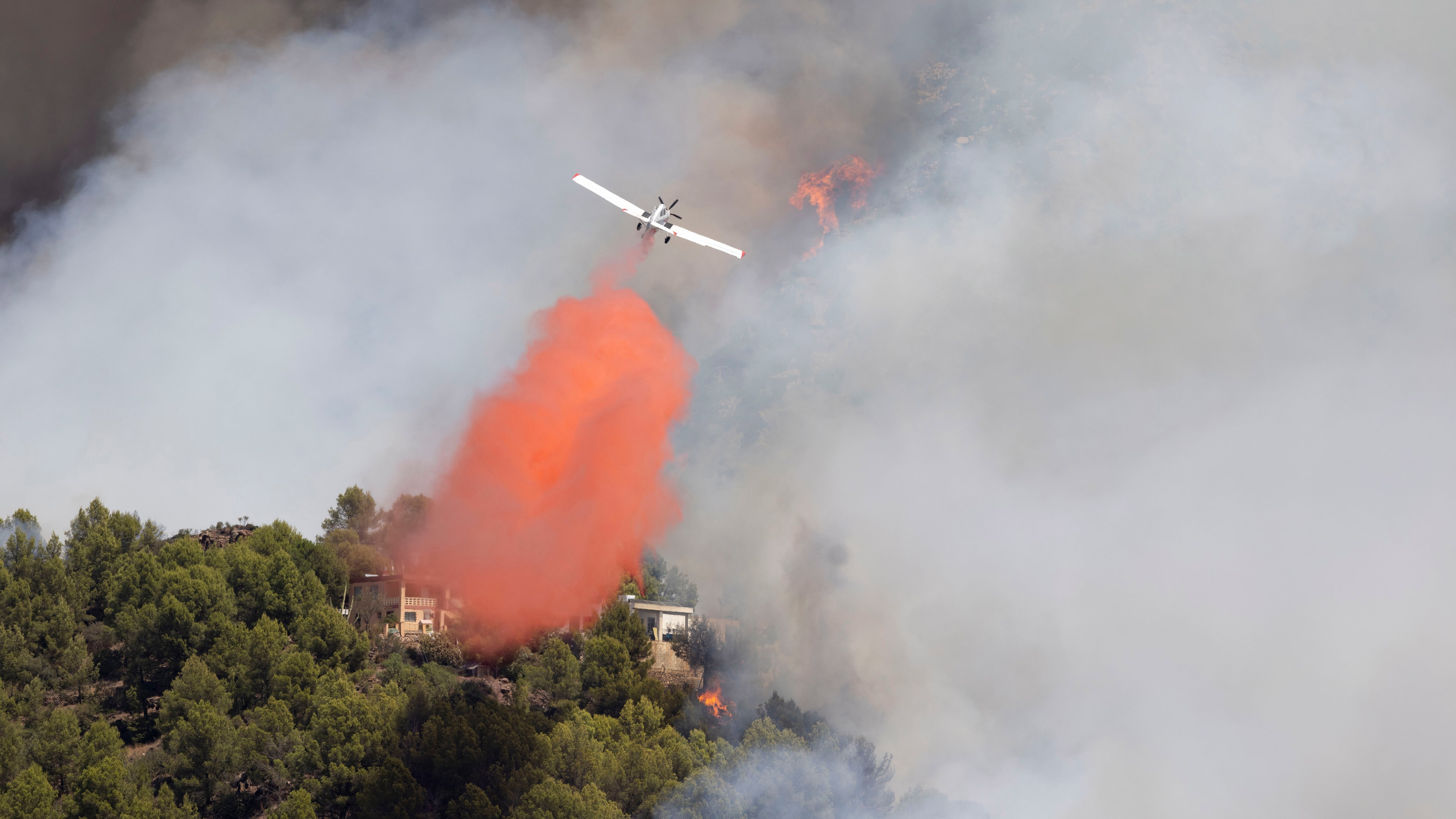 Un incendio en Castellón desborda la respuesta y obliga a evacuar a 15.000 personas