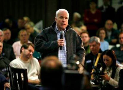 El senador republicano John McCain, candidato a la presidencia de Estados Unidos, el jueves tras reunirse con votantes en Des Moines, Iowa.