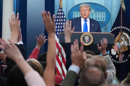 Donald Trump habla con los medios de comunicación en la sala de prensa de la Casa Blanca en Washington, este viernes.
