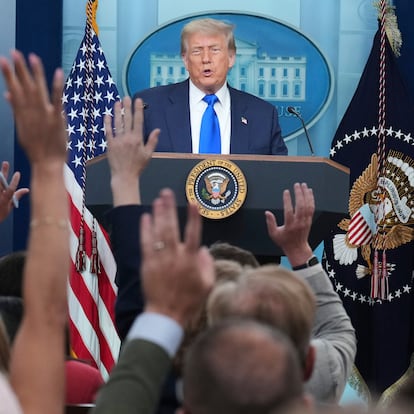 Donald Trump habla con los medios de comunicación en la sala de prensa de la Casa Blanca en Washington, este viernes.