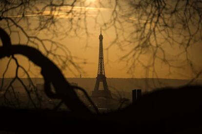 Vista de la torre Eiffel, en un día de contaminación en París (Francia).