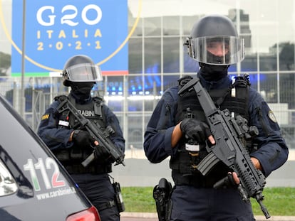 Una pareja de carabinieri vigila el edificio donde se realizarán las reuinones del G20 durante los próximos sábado y domingo.