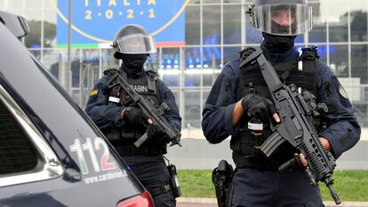 Policiais vigiam o edifício onde serão realizadas, no sábado e no domingo, as reuniões do G20.