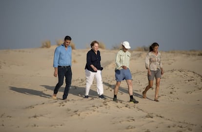 El presidente de gobierno Pedro Sánchez pasea junto a Ángela Merkel y sus respectivas parejas por las dunas de Sanlucar de Barrameda.