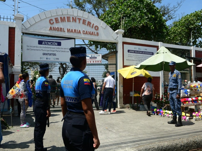 350 dólares por muerto: las mafias toman un cementerio público de Guayaquil