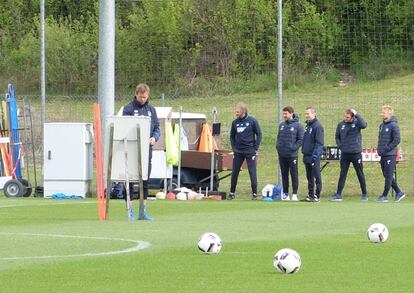 Julian Nagelsmann escribe en su pizarra en el entrenamiento del Hoffenheim.