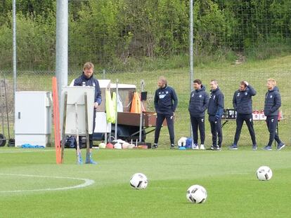 Julian Nagelsmann escribe en su pizarra en el entrenamiento del Hoffenheim.