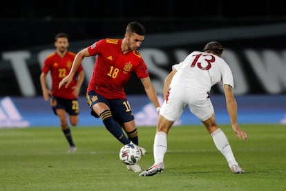 Ferran Torres trata de regatear al defensa suizo Ricardo Rodríguez este sábado en el Alfredo Di Stéfano.