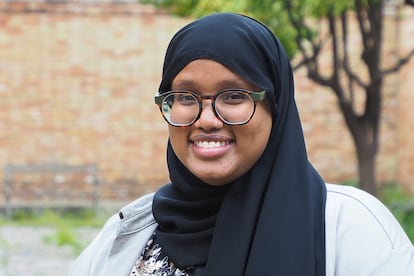 Umeyma Hussein Abdullahi nació en Beledhawa, una localidad pequeña de Somalia, a tres kilómetros de la frontera con Kenia. Cuando era niña, su padre falleció por tuberculosis. Su madre y ella se hicieron cargo de sus seis hermanos. A los 18 años, su madre la envió a Nairobi, Kenia, con unos tíos para que pudiera estudiar y convertirse en el sostén de toda su familia. Sin embargo, sus familiares no le permitieron estudiar, la acogieron en su casa para limpiar, cocinar y cuidar a sus pequeños primos.