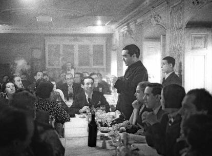 Federico García Lorca habla en el homenaje que se tributó a Rafael Alberti y María Teresa León, el 9 de febrero de 1936 en el café Nacional de Madrid.