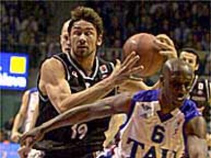 Jaric arrolla a Bennett en una entrada a canasta.