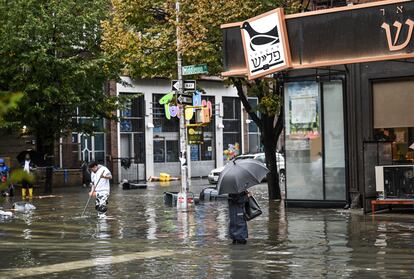 Una calle inundada en Williamsburg, barrio de Brooklyn (Nueva York), el viernes.