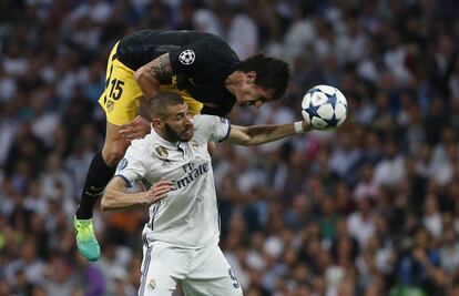 Savic y Benzema en el partido de ida.