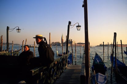 Cuando Jan Morris (1926) llegó a Venecia a finales de la década de los cincuenta del siglo pasado, siendo todavía un varón (en 1972 se sometió a una operación de cambio de sexo), no pudo sustraerse al voluptuoso encanto que emanaba la ciudad italiana. Obsesionada por el lugar, “la leona solitaria, dorada con ojos de ágata”, le dedicó su obra maestra, <i><b>Venecia</i></b>, un clásico imprescindible de la literatura de viajes publicado en España por RBA.