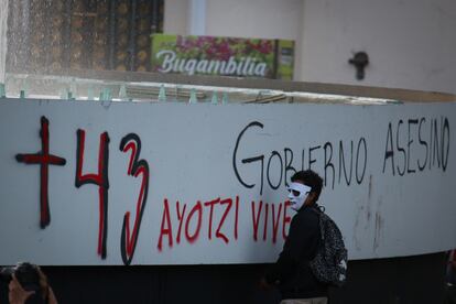 Un manifestante hace una pinta en Paseo de la Reforma.