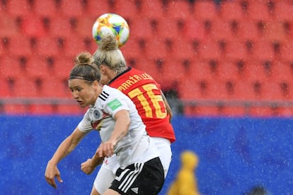 La alemana Svenja Huth y la española Maria Pilar León, saltan para tratar de cabecear el balón. 