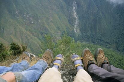 Botas domesticadas en el borde del pico Huayna Picchu.