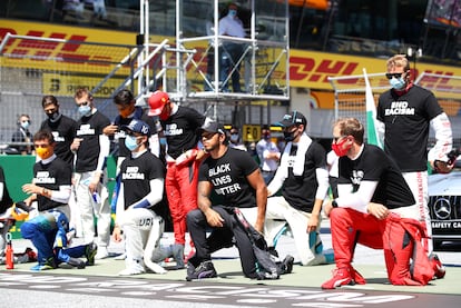Los pilotos de la Fórmula 1 protestan en contra del racismo, en julio de 2020, en una campaña promovida por la misma F1.