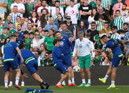 Setién dirige a sus jugadores en la sesión del Villamarín.