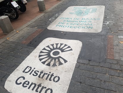 Una de las pintadas que advierten de la entrada en la zona de bajas emisiones de especial Protección Distrito Centro.