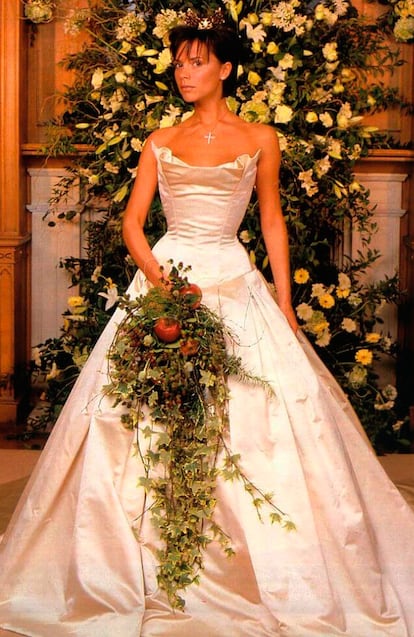 En 1999, Victoria Adams y David Beckham pasaban por el altar. La ex Spice Girl más posh eligió un diseño palabra de honor de Vera Wang valorado en 100.000 dólares (casi 90.000 euros).