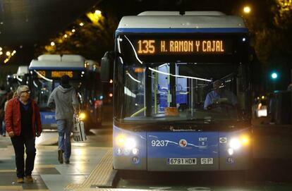 Un autobús de la Empresa Municipal de Transportes, en la plaza de Castilla.