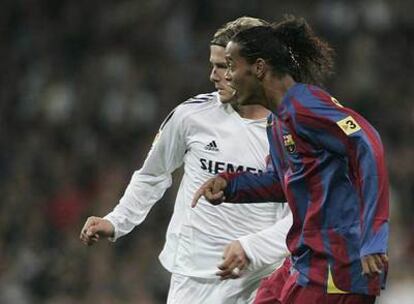 David Beckham (izquierda) y Ronaldinho.