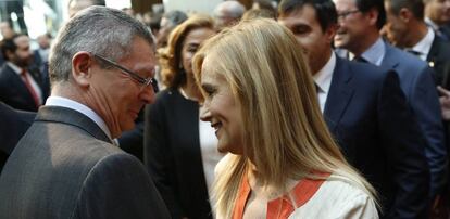 Cristina Cifuentes saluda a Alberto Ruiz Gallard&oacute;n, en la Real Casa de Correos en mayo de 2016.