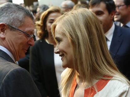 Cristina Cifuentes saluda a Alberto Ruiz Gallard&oacute;n, en la Real Casa de Correos en mayo de 2016.