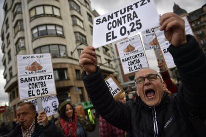 Carteles contra la subida del 0,25 de las pensiones en Bilbao.