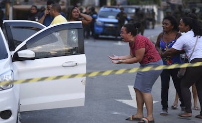 Parentes choram ao ver corpo de Evaldo dos Santos Rosa, fuzilado pelo Exército por engano.