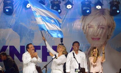 Cynthia Viteri, al centro, festeja junto al alcalde saliente de Guayaquil, Jaime Nebot
